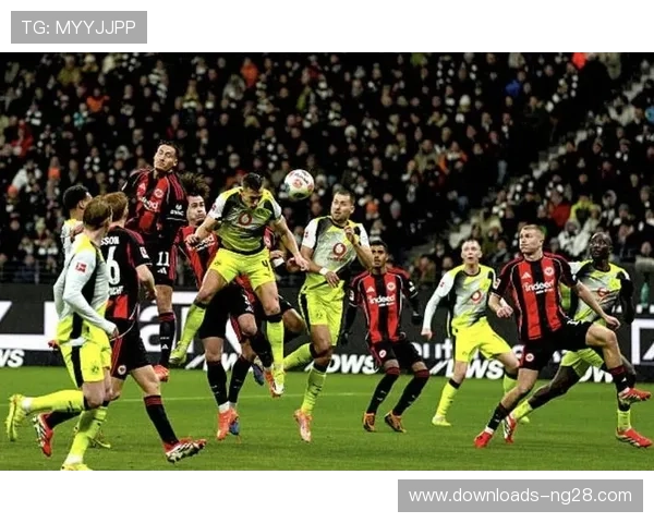 里肯看台观战多特绝平，体育总经理面露欣慰